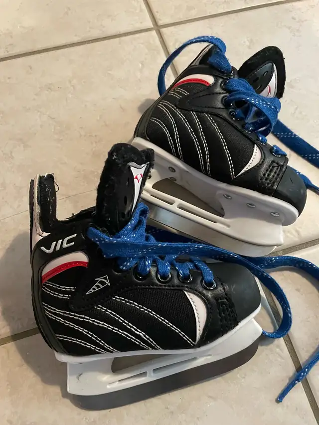 junior size youth 8 hockey skate in Skates & Blades in Ottawa - Image 2