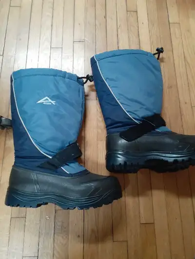Bottes de marque Acton, gr 9 femme donc correspond à un 7 homme, avec bottines de feutre amovible, e...
