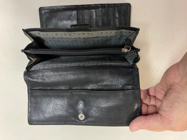 Leather wallet  in Women's - Bags & Wallets in Edmonton - Image 2