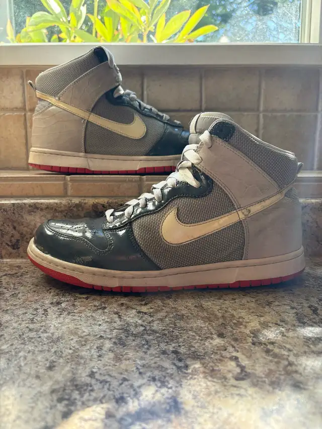 Nike Dunk High Premium Patent Tor in Men's Shoes in Nanaimo - Image 3