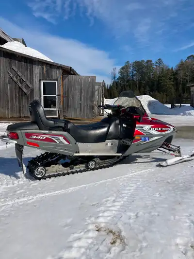 fan cooled,electric start,reverse.starts and runs good.