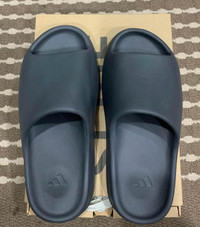 Adidas Yeezy slides size 11 Men’s 