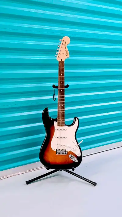Squier Vintage Modified Stratocaster – 3-Tone Sunburst	, View more