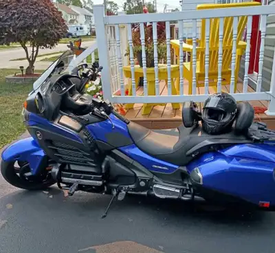 2015 Honda Gold Wing F6B with only 42,000 KMS in new condition. The bike has a rear luggage rack, dr...