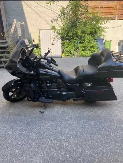 This sleek, used Harley-Davidson Road Glide is ready for the open road, featuring a smooth transmiss...