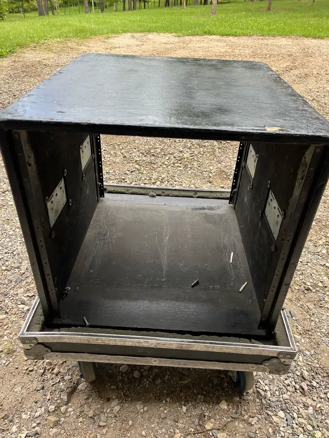 AR-14 Amp rack 11 space 18” H. in a foam case in Pro Audio & Recording Equipment in London - Image 2
