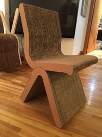 Chaise décorative en carton ondulé