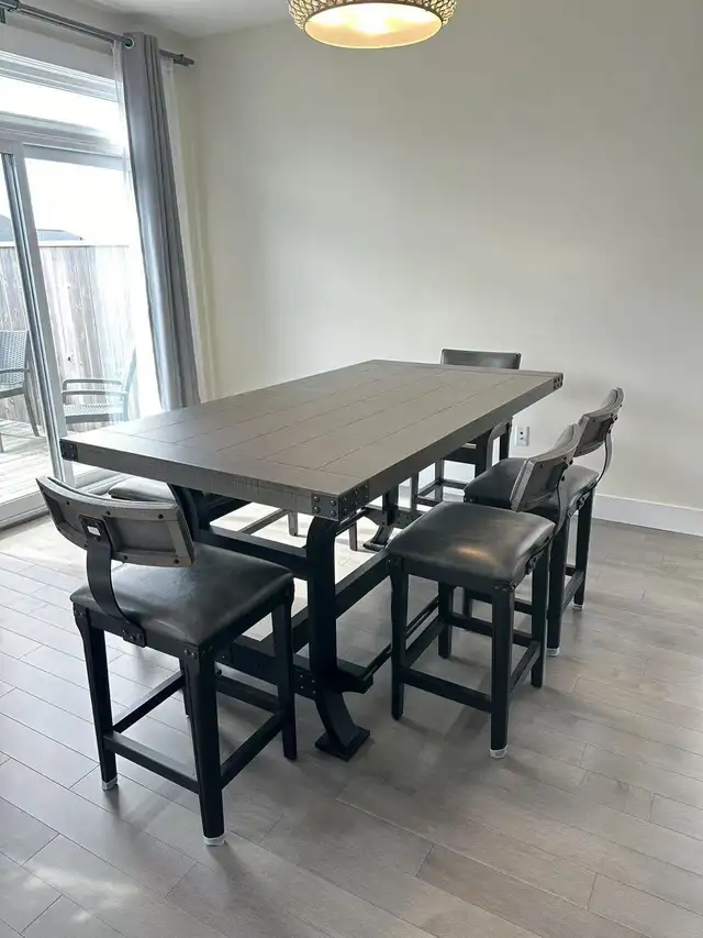 Grey dining set with bench in Dining Tables & Sets in City of Halifax - Image 2