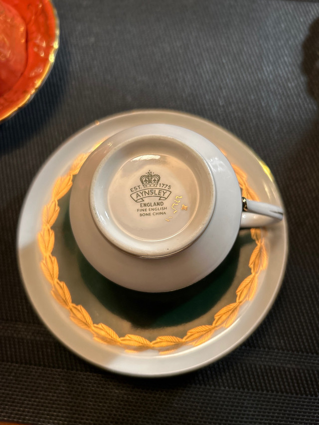 Tasses et soucoupes porcelaine fine dans Art et objets de collection  à Ville de Montréal - Image 2