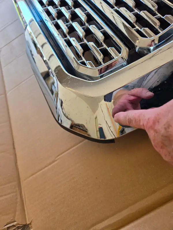 GMC Sierra OEM grille in Auto Body Parts in London - Image 5