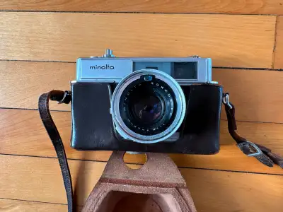 Minolta Hi-Matic 7 with leather case, View more