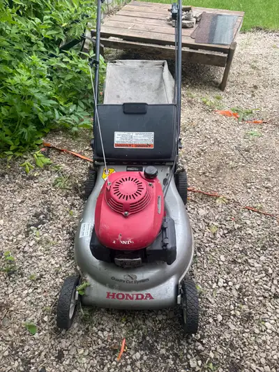 This pre-owned Honda lawn mower features the reliable Quadra Cut System, making it a capable compani...