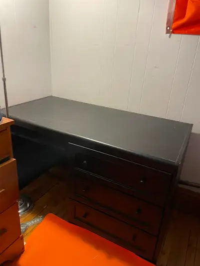 Black desk. 20$ want it gone