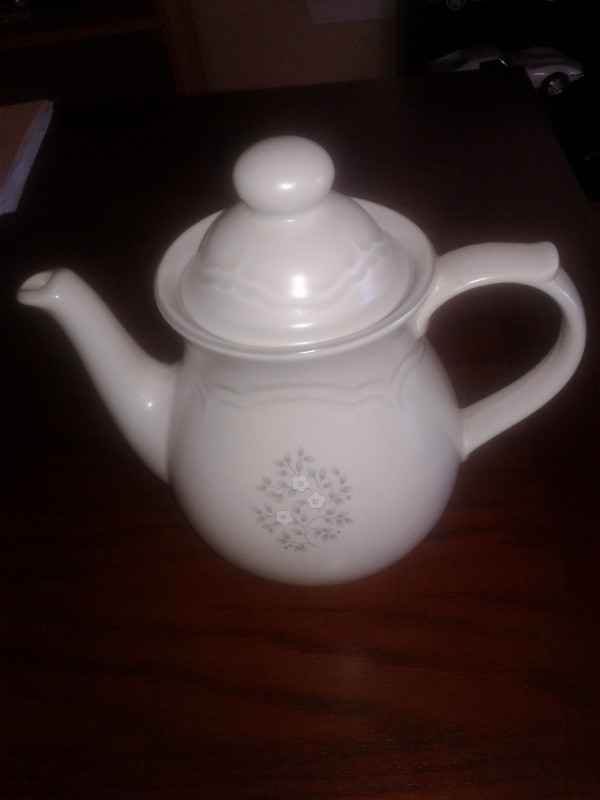 PFALTZGRAFF TEA POT in Other in Oshawa / Durham Region