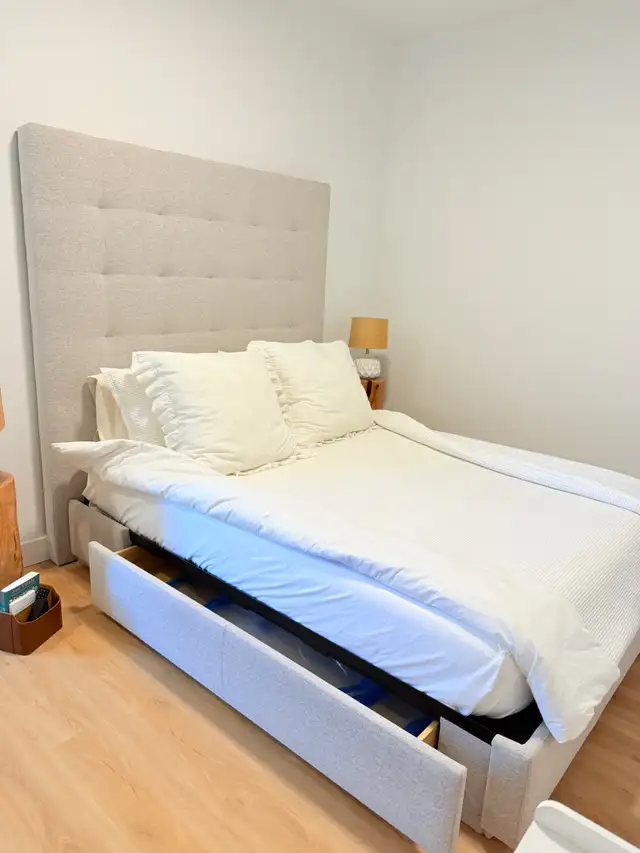 Base de lit Jaymar Grandeur Queen avec tiroirs latérales in Beds & Mattresses in City of Montréal - Image 2