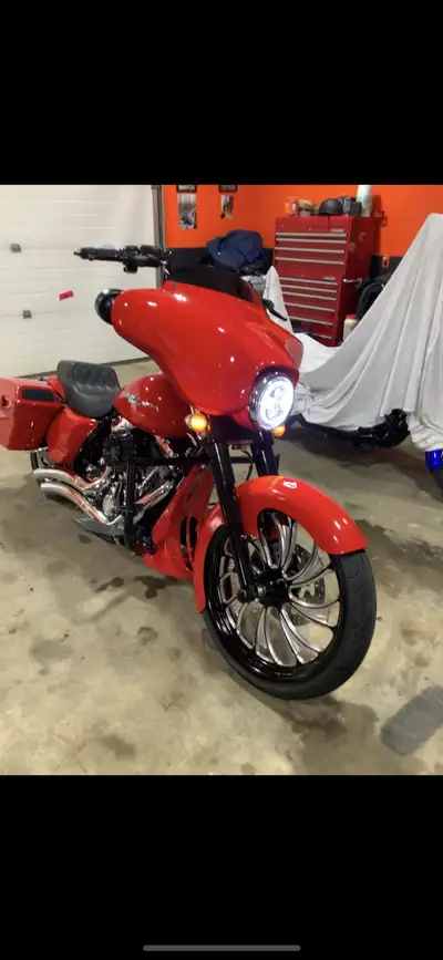 2010 street glide with 96cc / fuelpak3 tune. 41000 km Lots of extras This bike turns heads Runs like...