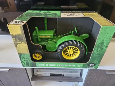 1/8 scale John Deere model D toy tractor,Signed by Joseph Ertl, made in 1998,mint condition.