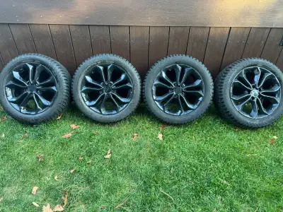 Pneus nokian hakkapeliitta 10 comme neuf 2 pneu a 12/32 et les deux autres presqu’a 12/32. Grandeurs...
