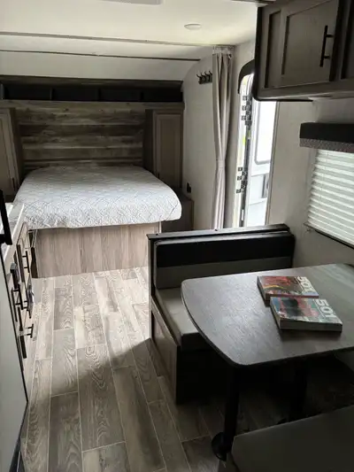 Like new 2022 Grand River 26.5BH, fully loaded, Ac, Furnace, hot water, power awning, power lift hoo...