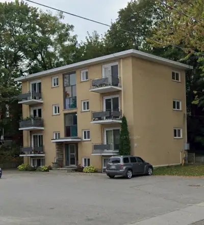 Apartment available in well-maintained apartment building on quiet, tree-lined historic Street, Stra...