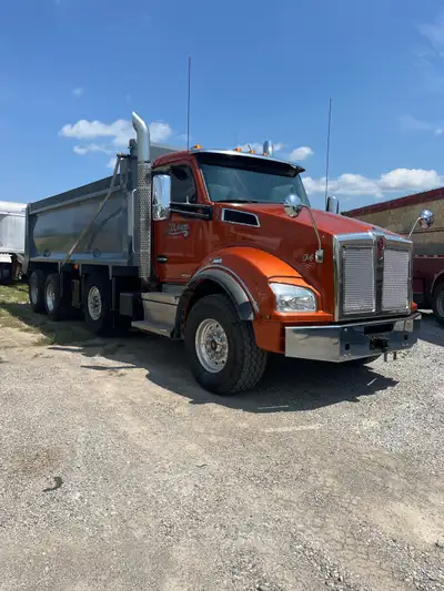 2020 Kenworth T880 tri axle dump truck. Paccar, 18 spd manual, tires, brakes 95%, air ride, auto gre...