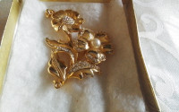 LARGE GOLDTONE FLOWER BROOCH  FAUX PEARLS, CRYSTALS - NEW