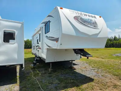 Nice lite wt 5th wheel with bunks only weighs 6950lbs. UVW has the front Queen size bed Rear bunks h...