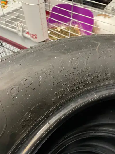 Je vends un ensemble de pneus d'été Michelin Primacy XC, de dimension 275/65R18 116T. Ces pneus sont...
