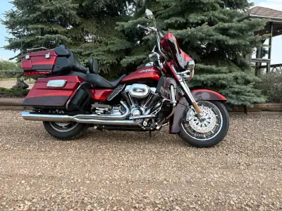2009 HD Ultra Classic CVO. Only 35100km. Absolutely excellent condition! A beautiful head turner wit...