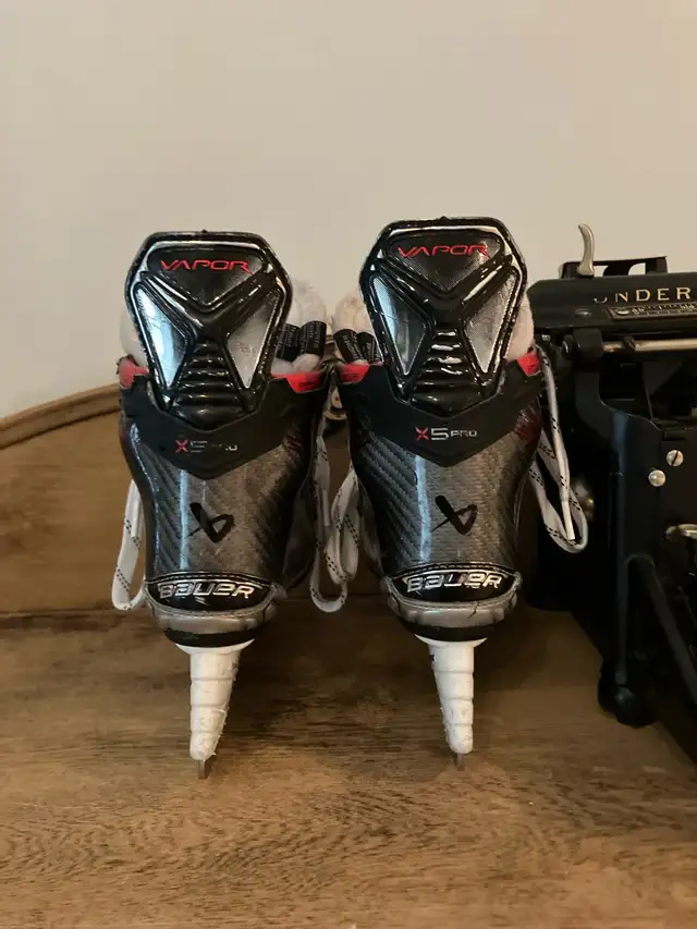 Bauer Youth Vapor X5 Pro Hockey Skates Size 13.5 in Hockey in Winnipeg - Image 6