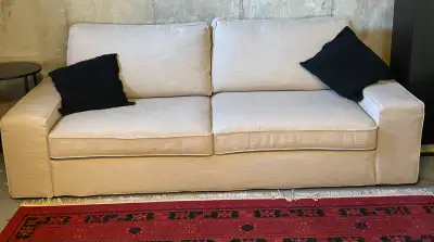 Sofa en excellente condition. Comme neuf. Aucune tâche ou déchirure. Milieu non fumeur. Raison de la...