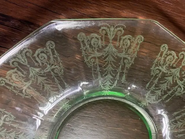 Antique - Depression Glass - Cake Plate - Glows in Arts & Collectibles in Ottawa - Image 4