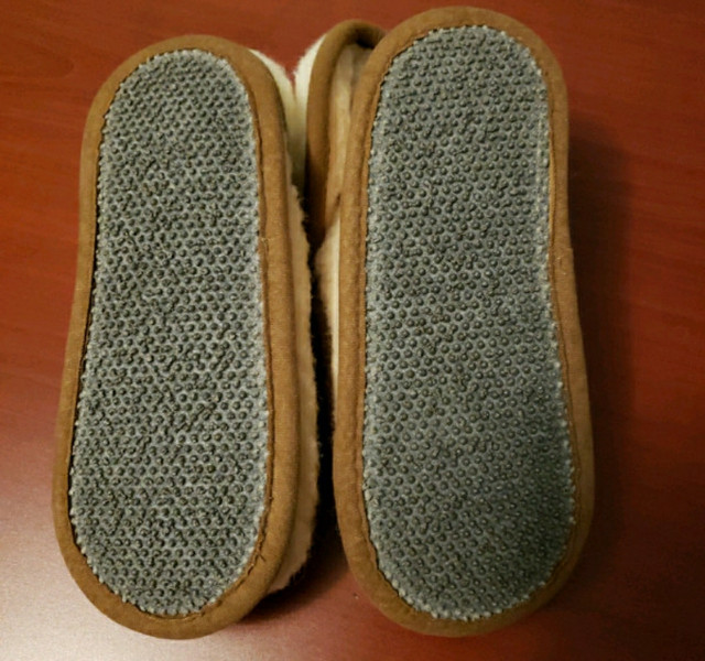 New Roll-Top Slippers 100% Merino Wool size 9-10 in Women's - Shoes in Barrie - Image 3