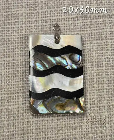 Pendentif ormeau sur nacre naturel. 2x3cm. Neuf. Besoin d'un anneau supplémentaire. Envoi postal *gr...
