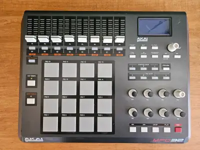 Akai MPD32 MIDI Controller-controleur midi, View more