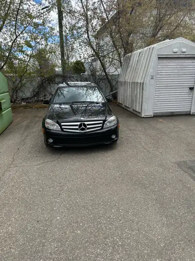 C 250 4Matic avec 130 000km Pneus Hiver et Ete sur les Rims Orginal 2 cles Tres propre pas de Roulli...