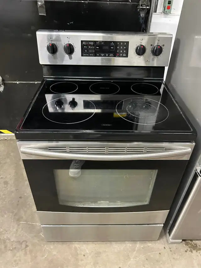 Frigidaire and stove perfect condition very clean all functional in Stoves, Ovens & Ranges in City of Montréal - Image 6