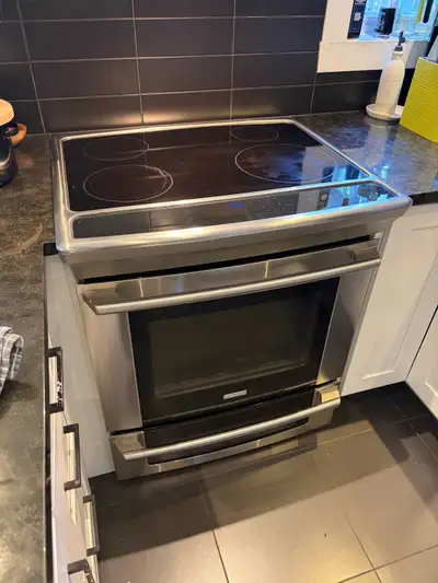 Cuisinière à induction Electrolux EW30IS6CJS slide-in 30”, finition acier inoxydable. Excellent état...