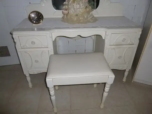 SET DE CHAMBRE BLANC,ANTIQUE CHINOIS. in Beds & Mattresses in Trois-Rivières - Image 8