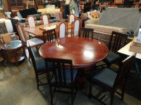 SINGLE PEDESTAL DINING TABLE AND 6 CHAIRS -