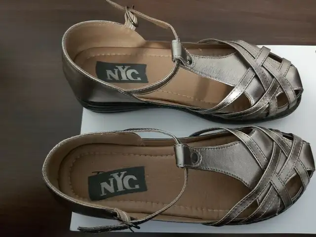 NYC Stacey Women's Enclosed Sandal Shoes - Size 9 - With Box in Women's - Shoes in City of Toronto - Image 4