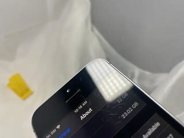 iPhone SE Space Gray (Unlocked) A1723 32GB Use IOS 15.7.9 Batter in Cell Phones in Tricities/Pitt/Maple - Image 7