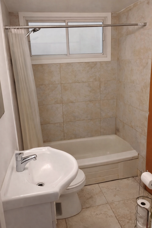 (English follows) 5 1/2 ensoleillé, tres tranquille triplex disponible à partir du 1er juin. À 350 m...