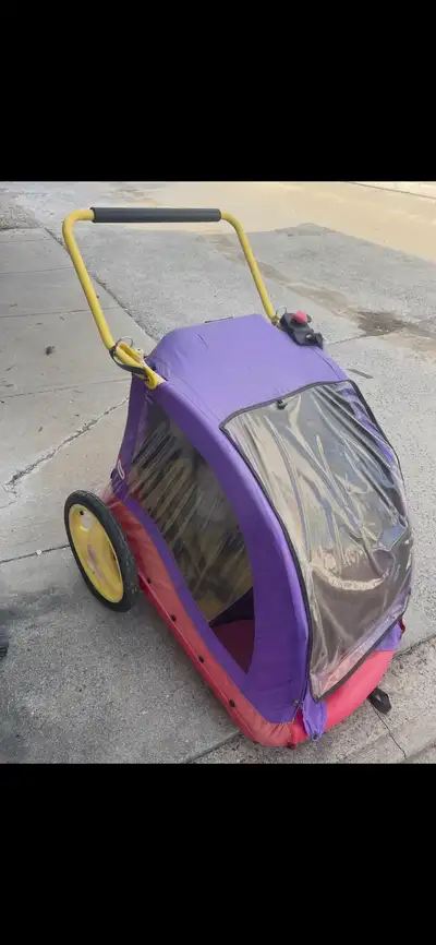 Take your little one on an adventure with this charming Little Tikes bike trailer! This vibrant trai...