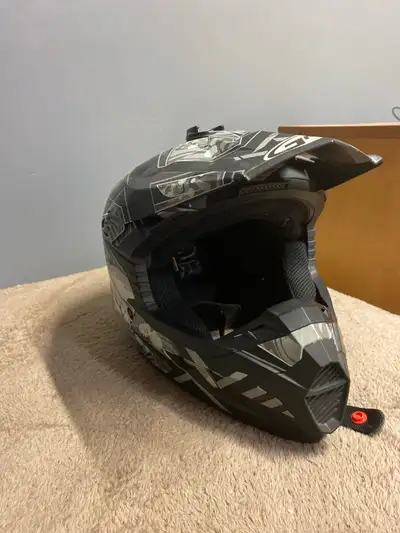 Je vends mon casque GMAX, idéal pour les amateurs de sensations fortes et de sécurité! Ce casque de...