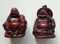 Une des 2 statuettes Bouddhas rieurs résine rouge