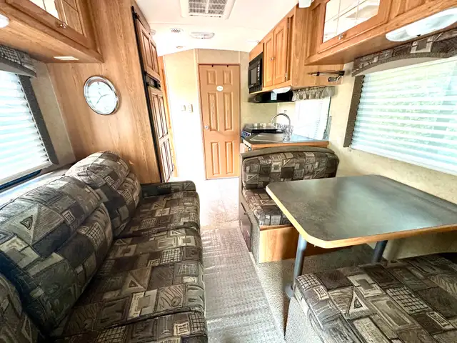 VR Motorisé Trail-Lite in RVs & Motorhomes in Québec City - Image 6
