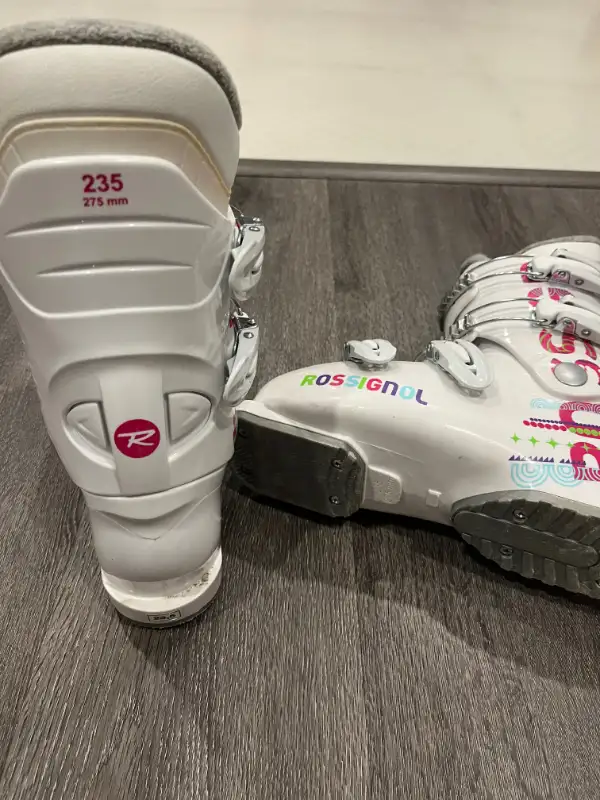Ski boots, helmet, skis, gloves in Ski in Oakville / Halton Region - Image 3