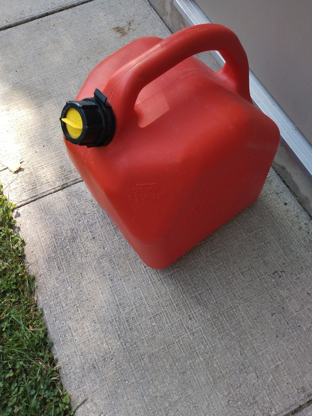 20 LITER ENVIRONMENTALLY FRIENDLY GAS CAN in Lawnmowers & Leaf Blowers in St. Catharines