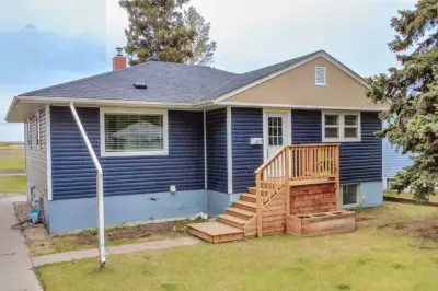 2 Bed / 2 Bath Main Floor – Utilities + Internet + Garage incl